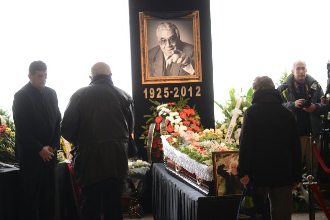 Актьори, политици и почитатели се поклониха пред Георги Калоянчев