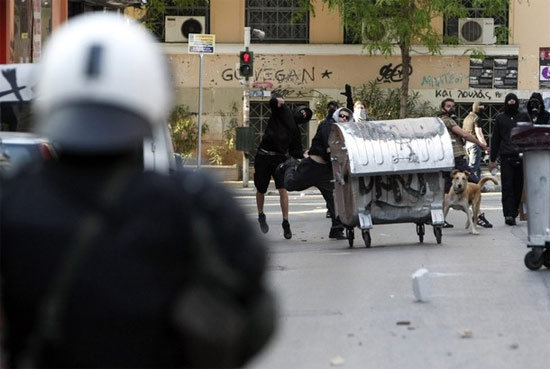 Гръцки полицаи пребиха собственици на магазини в Атина