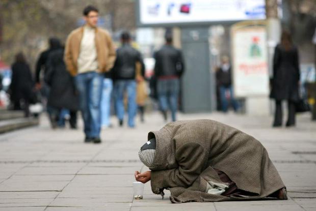 Хиляди българи посрещат без заплати Коледа