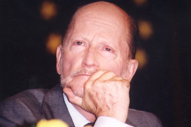 Царят се завръща в политиката 