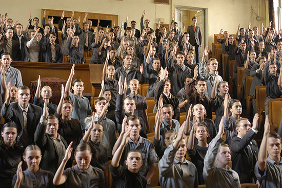 Даскал връща соца, кара учениците да козируват пред Тато 