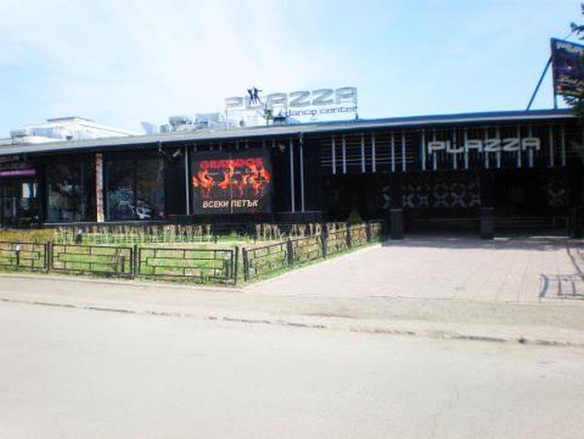 Меле!!!Двама пребиха младеж пред дискотека в Студентски град