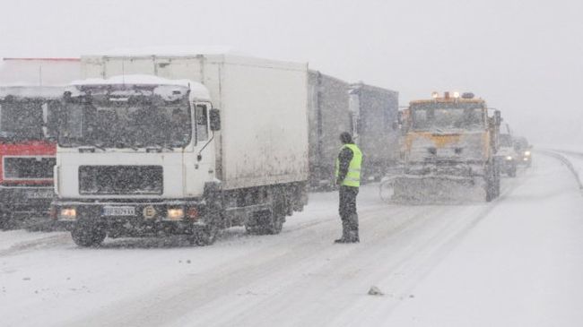 30 души нощуваха в затрупан от преспи автобус