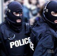 Полицаи с автомати в района на гарата във Варна