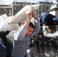 Граждани се биха с възглавници в центъра на Лондон