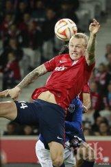 юнайтед включва борбата подписа симон кяер