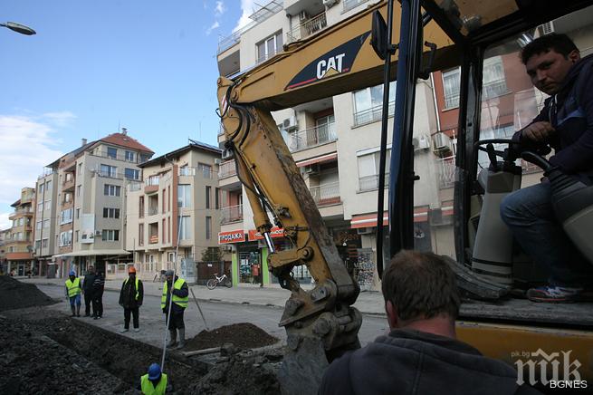 Поморие окупиран от строителни машини преди сезона