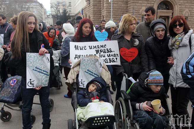 Родители на деца с увреждания: Искаме права, не ограничения