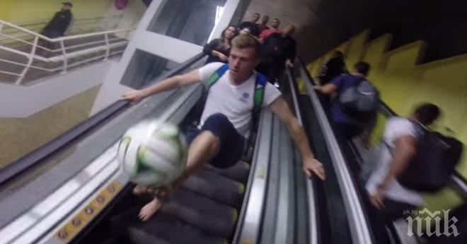 Всички хора го заглеждат и снимат. Това, което прави, не се вижда всеки ден!