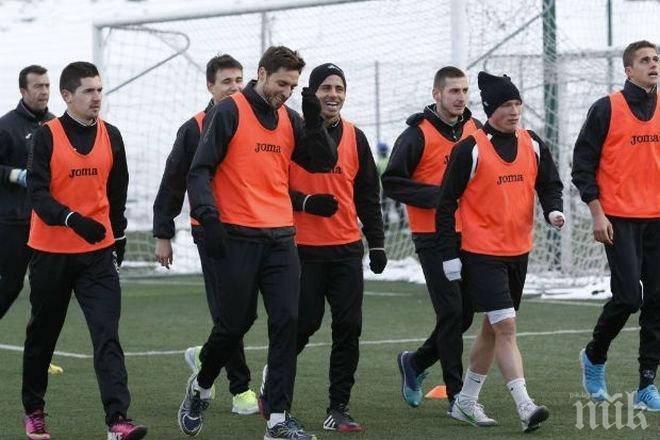 Скандал! Футболистите на Славия потрошиха съблекалнята на Бончук