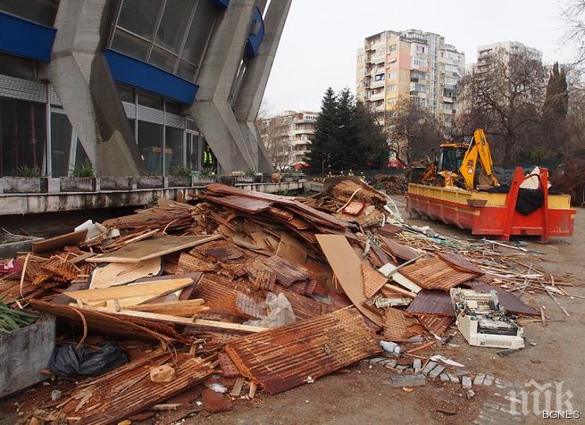 Премиерът Борисов и министър Кралев инспектираха реконструирания Дворец на културата и спорта във Варна