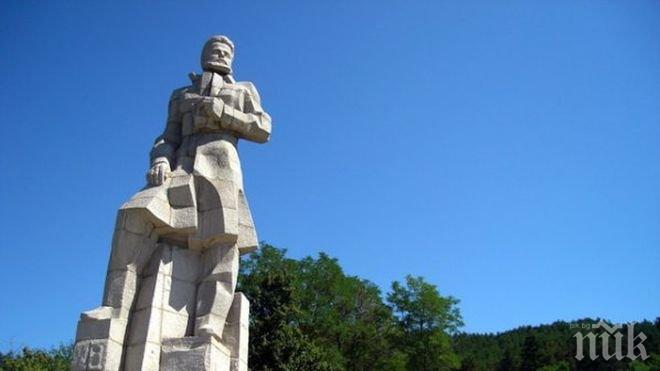 Свлачище руши паметника на Христо Ботев