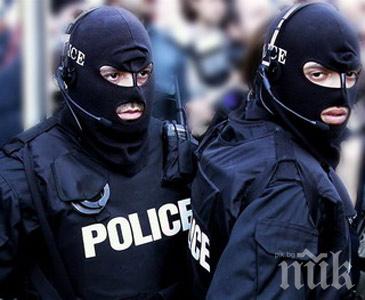 Полицаи с автомати в района на гарата във Варна