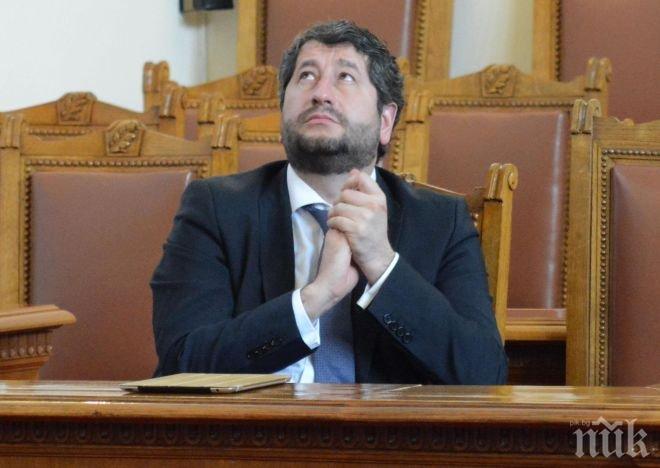 Министър Христо Иванов се прави на улав 