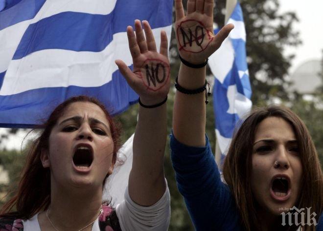 Все повече гърци напускат страната си