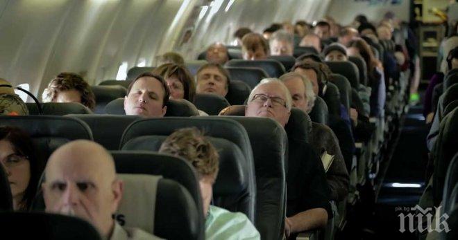 Тези  заспали пътници нямаха идея какво ще им се случи, когато кацнат!