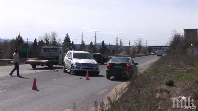 Безумие! Мерцедес с дете на 1,5 г. прави обратен завой в Казанлък, Фолксваген го блъска със страшна сила! Ето го резултата!