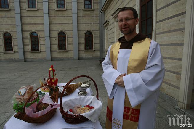 Свещеникът в катедралата Свети Йосиф благослови великденската трапеза на католиците