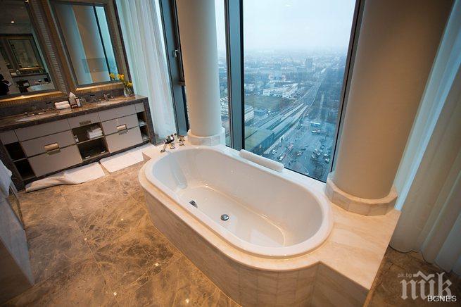 Богаташ подари на любимата шоколадова баня