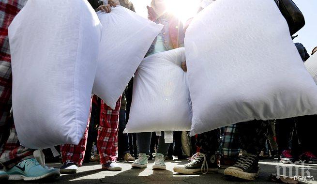 Стотици се биха с възглавници в центъра на Ню Йорк