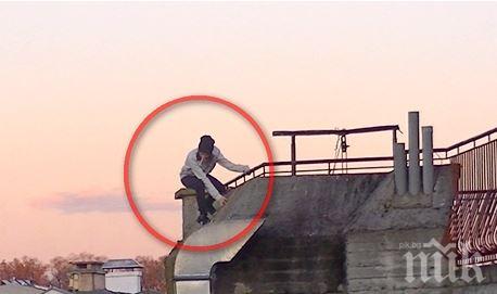 Ужасяващо! Напушени ученици скачат по изгорял покрив в центъра на Бургас (снимки)