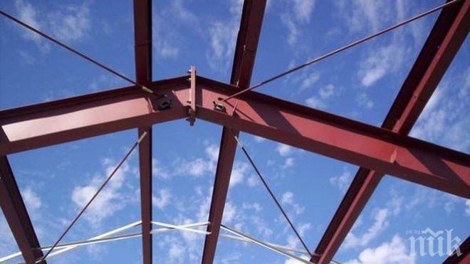 Ужас! Метален навес падна на метри от майка с количка