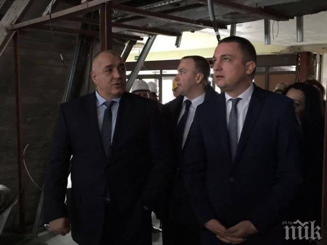 Борисов: Заради 20-годишна престъпна небрежност изскачат скрити дефекти при ремонта на спортната зала във Варна (снимки)