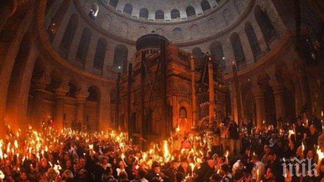 Владиката Гавриил донася благодатния огън
