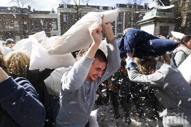 Граждани се биха с възглавници в центъра на Лондон