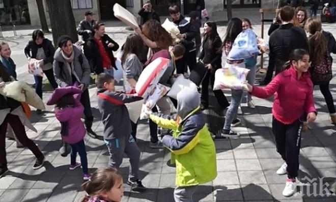 Десетки се биха с възглавници в центъра на Бургас (видео)