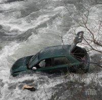 Ужас! Кола падна в река край Разлог