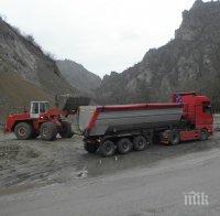 Свлачища и катастрофи затрудняват движението на места в страната (обзор)