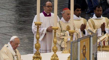 папата отслужи тържествена великденска служба