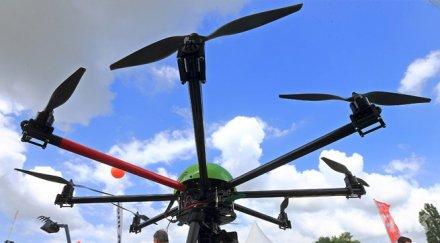 фермер използва безпилотен самолет пастир