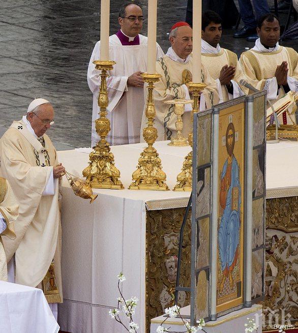 Папата отслужи тържествена Великденска служба