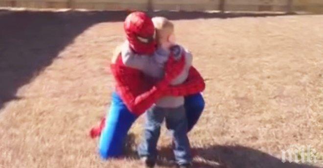 Малко момченце получава неочаквано посещение от Супермен. Но когато то вижда кой е зад маската, усмивката му грейва!