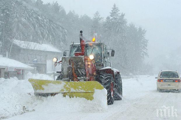 Снегът затапи пътя Перник - София