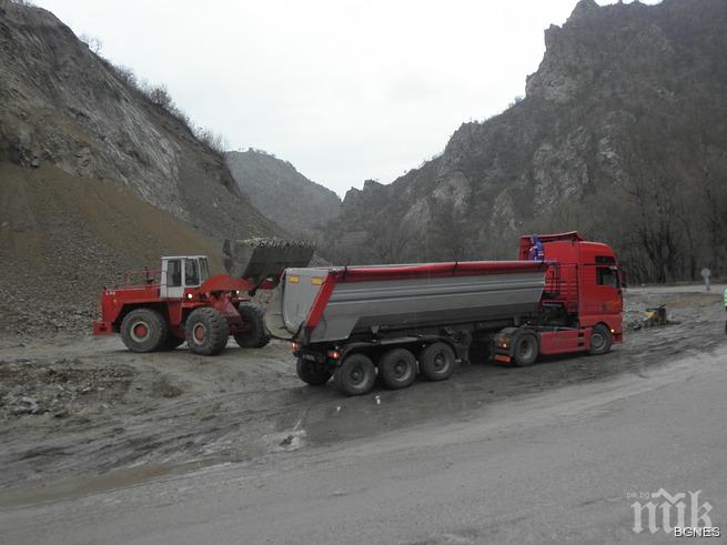Свлачища и катастрофи затрудняват движението на места в страната (обзор)