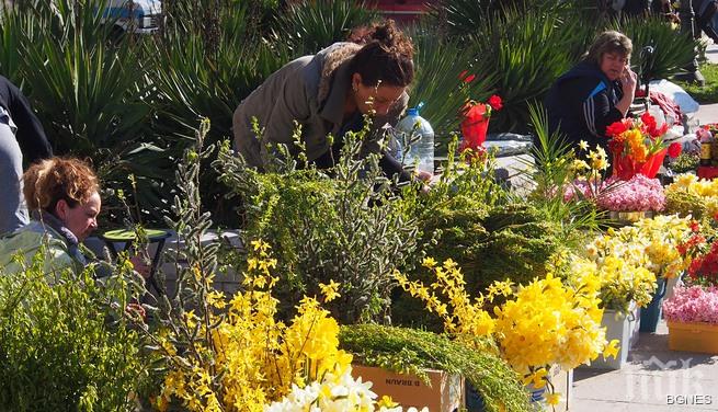 Варненци се стекоха  в  Св. Успение Богородично за Цветница