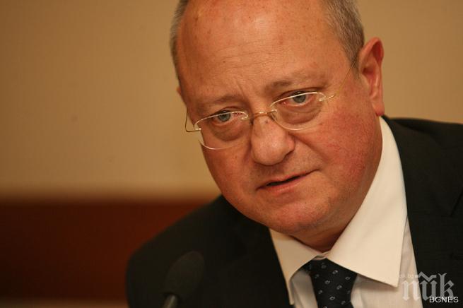 Танев: Електронни или хартиени, учебниците трябва да бъдат променени