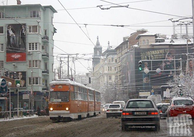 Градският транспорт в София се движи с 6 -20 минути закъснение заради снега