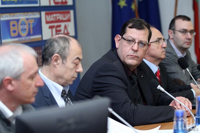 Лекари слагат ленти Протест навръх празника си