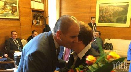 пик случва държавата бсп разцелува цветан цветанов спира войната парламента уникални снимки