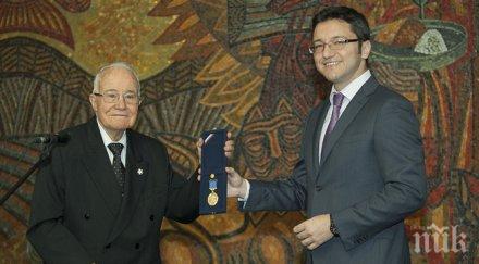 удостояват александър янков доктор хонорис кауза