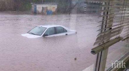 потоп кола потъна наводнена улица бургас