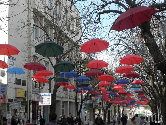 Благоевград между вятъра, чадърите и вандалите