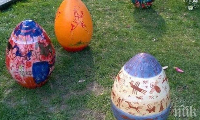 Деца украсяват еднометрови яйца в Пловдив