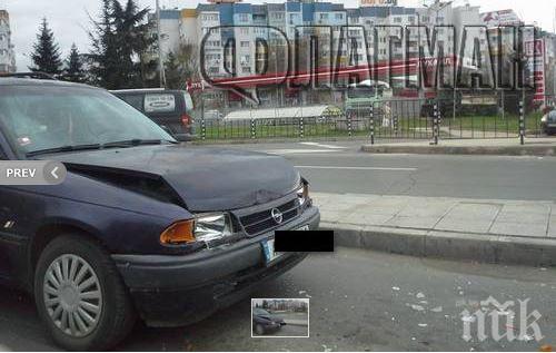 Млад шофьор с Опел се заби в Рено на бургаското кръстовище „Трапезица” (снимки)