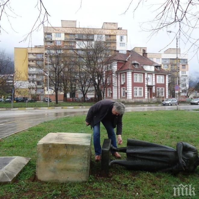 Вандали събориха паметник във Враца 