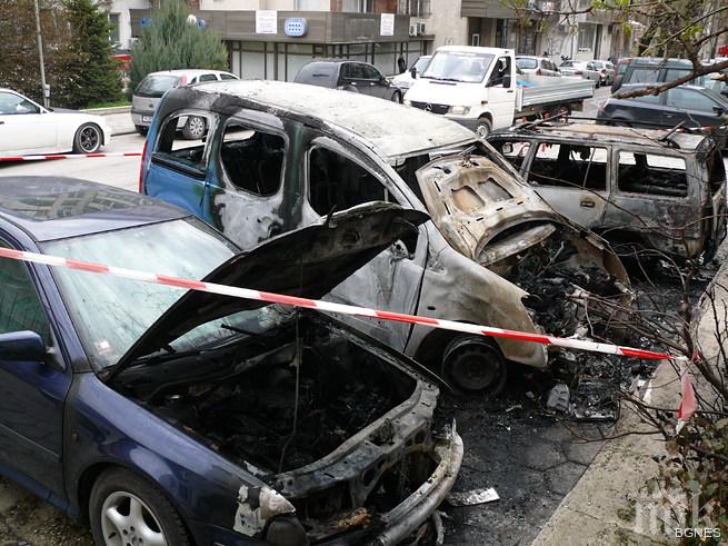 Опожариха 4 автомобила в центъра на Шумен